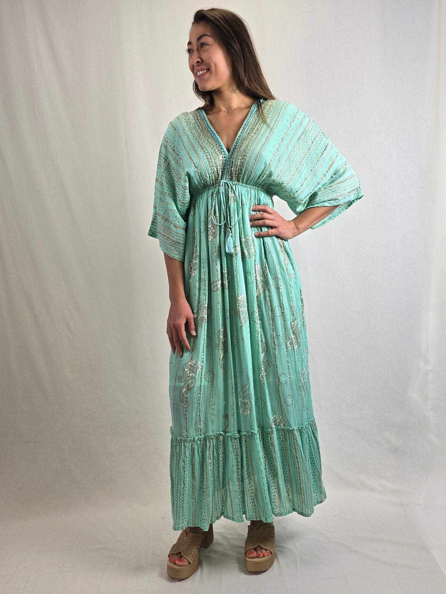 Robe longue douce et détails dorés ALEYNA