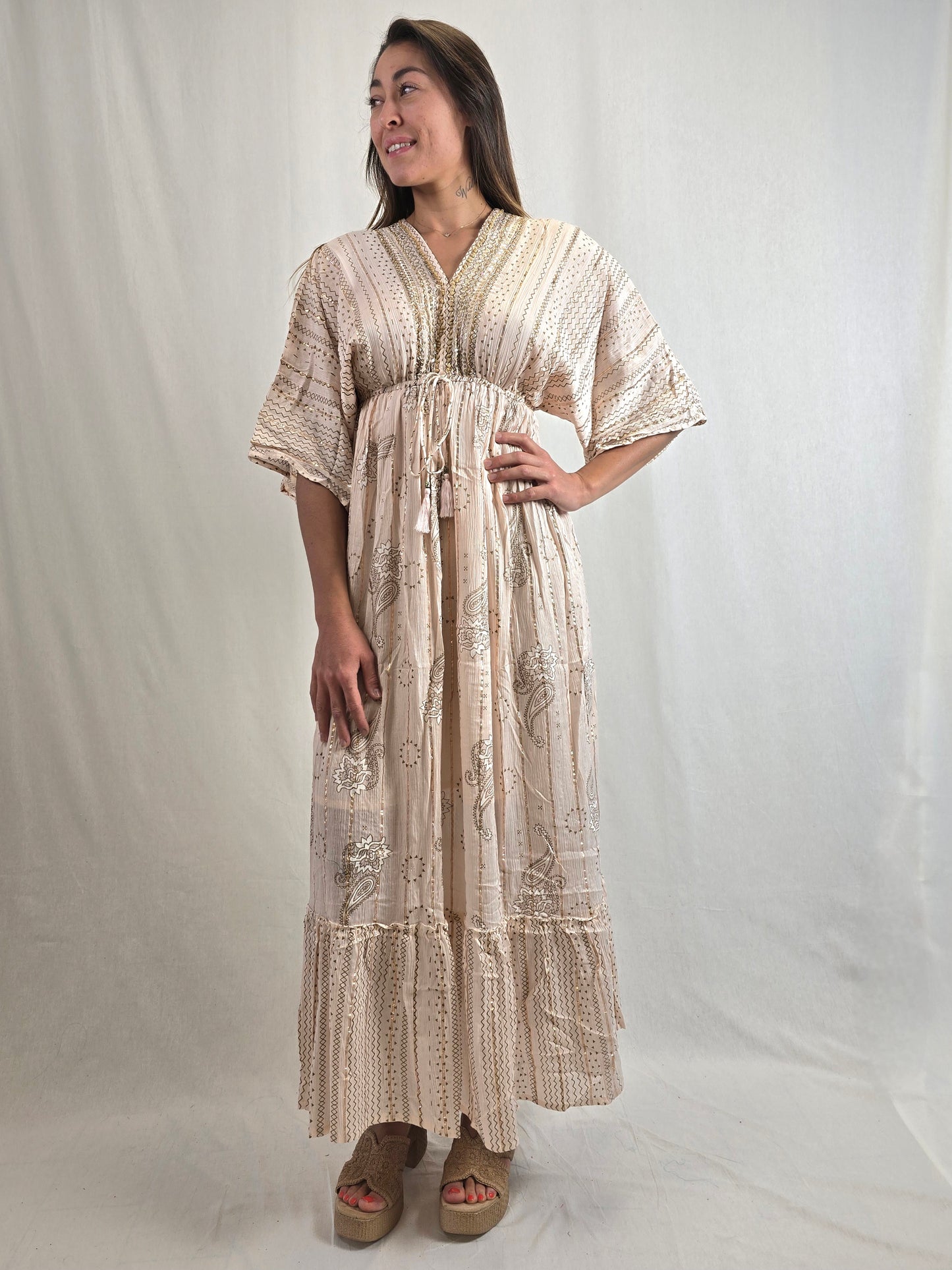 Robe longue douce et détails dorés ALEYNA
