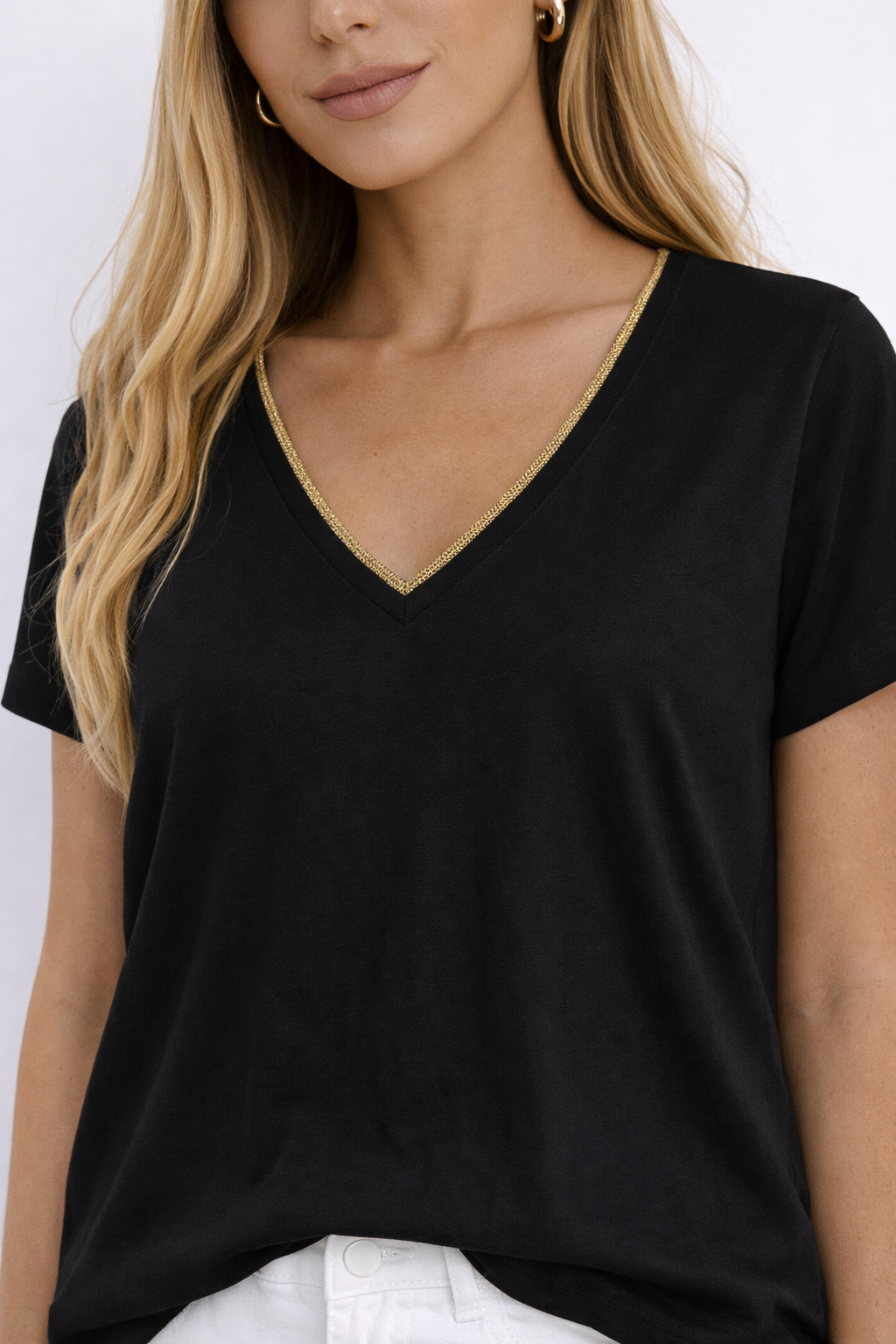 T-shirt col V avec finition dorée JDY