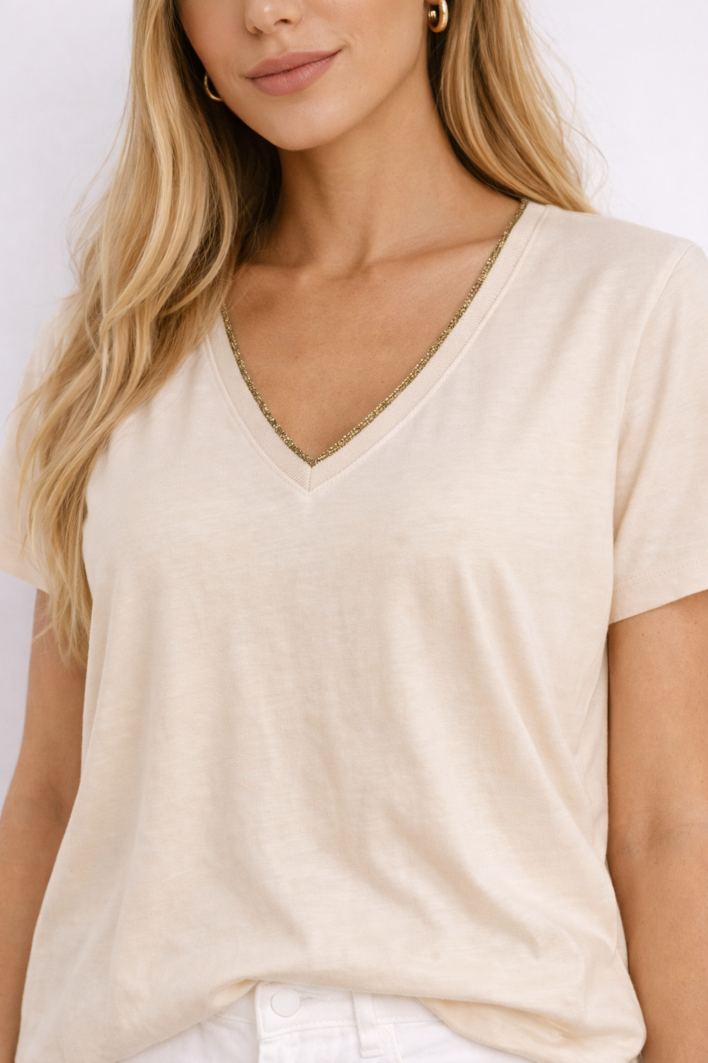 T-shirt col V avec finition dorée JDY